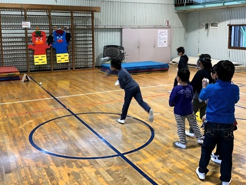 子ども 小学生 の投げる力の向上に通ずるボール遊びを取り入れる3つの方法 こむすぽ コミュニティづくりやレクリエーション としてのスポーツの価値を発信するwebメディア